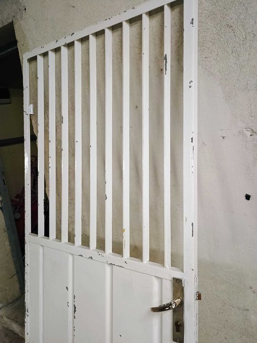 1. Метална Врата 2.Дървена Интериорна и 3. Решетка за Прозорец