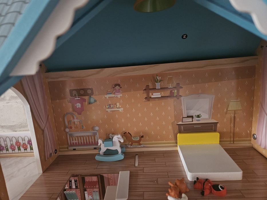 Дървена къща за кукли