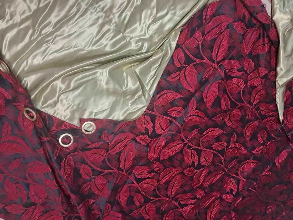 Шторы две штуки продам.