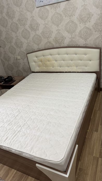 Двуспальная кровать с матрасом
