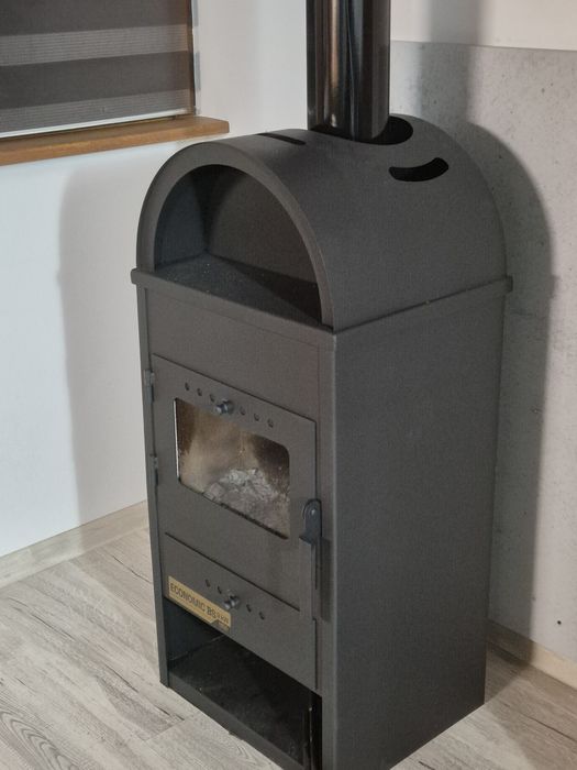 Soba pe lemne  aproape nouă