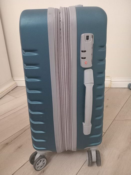 Продам б/у чемоданы