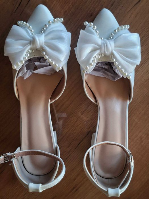 Дамски високи бели обувки