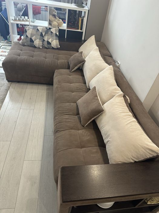 Разтегателен диван с подлакътник етажерка Мелвин Спринг