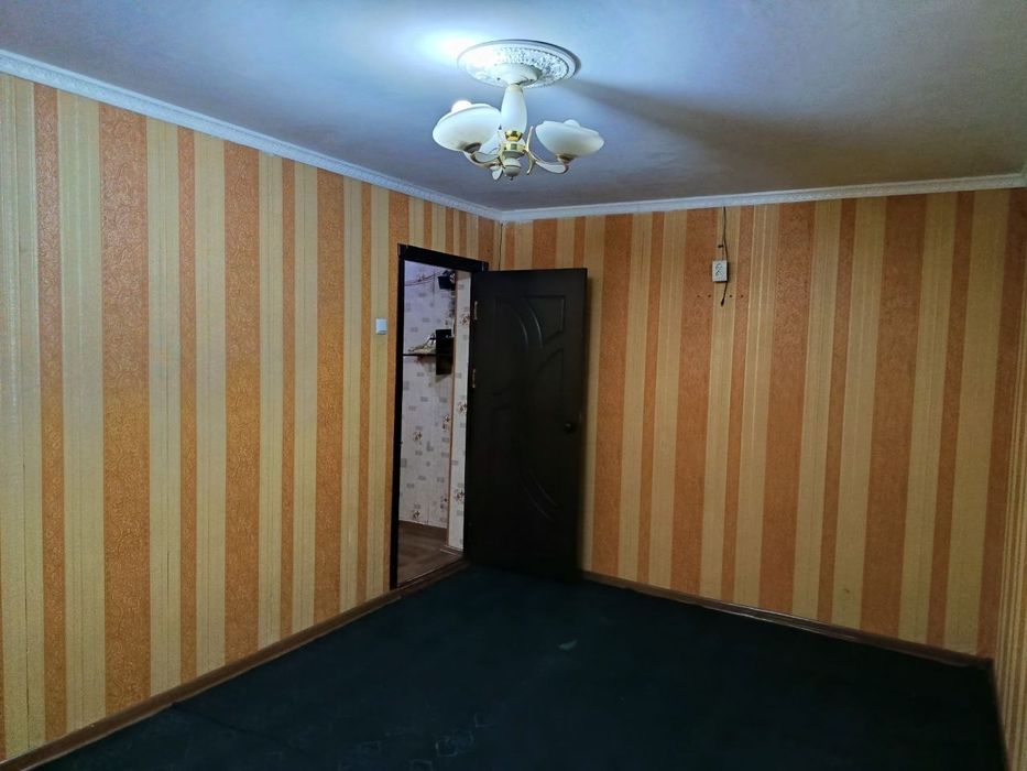 Navoiy sh. Shodlik ko'chadan 2 xona 3 xona qilingan kvartira sotiladi.