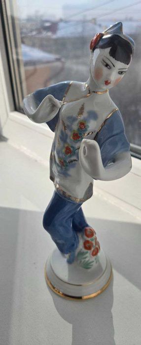 Китайская ваза и статуэтки