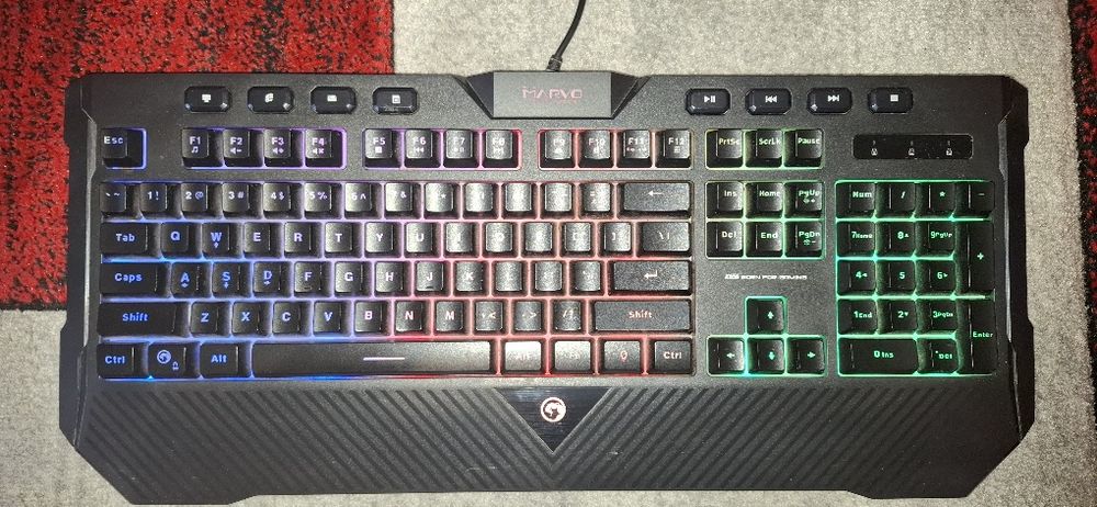 Pachet o pereche de casti si o tastatura