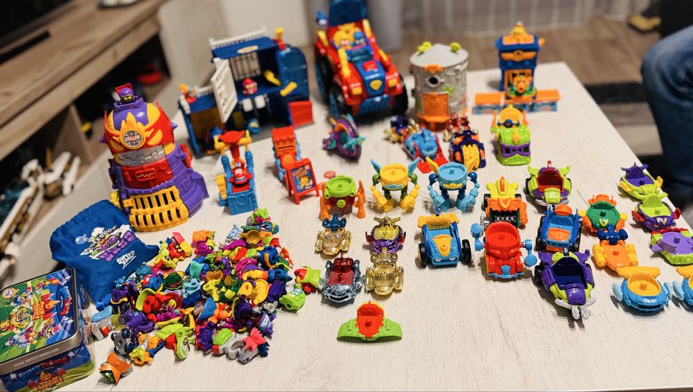Jucarii SuperZings seturi de joaca, 7 seturi, 20 masinute, 80 figurine
