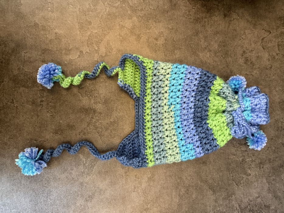 Шапки, варежки, жилетки вязаные, ручная работа,