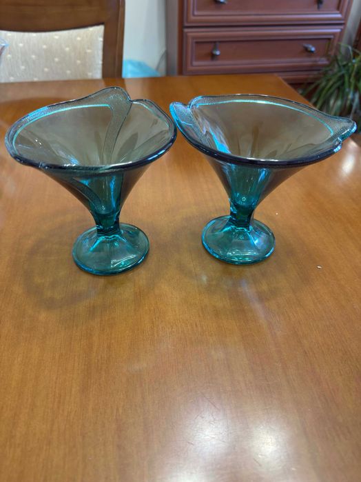 Различни видове стъклени чаши и чинии