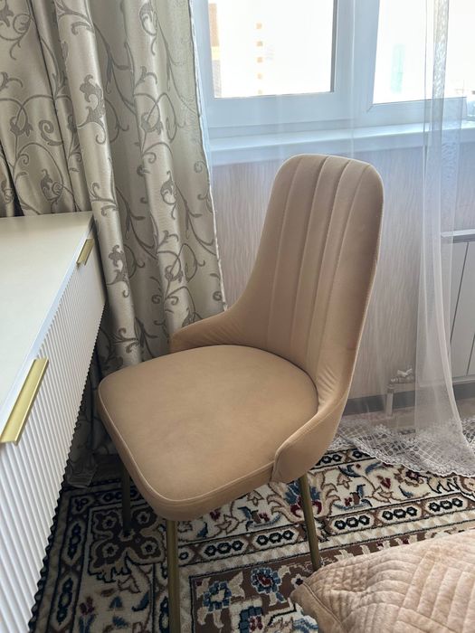 Туалетный столик с зеркалом и стулом