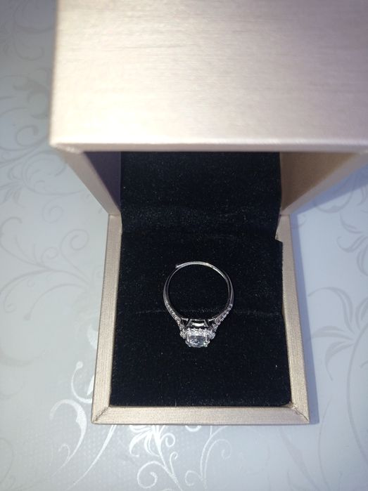 Продам Лабораторный бриллиант кольцо