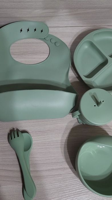 Силиконовые детские посуды.