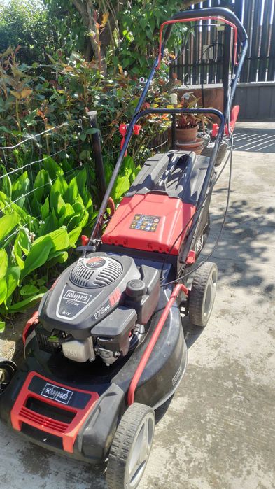 Masina tuns iarba gazon