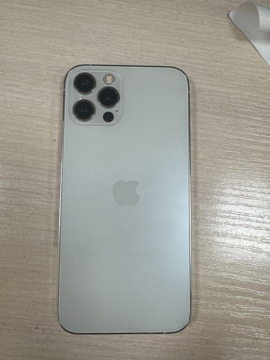 iPhone 12 Pro в белом цвете