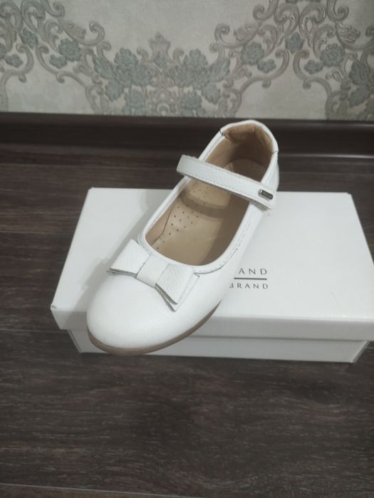 Кожаные туфли на девочку