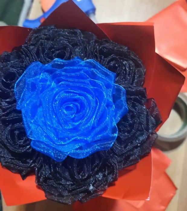 Un buchet de 7 trandafiri din satin