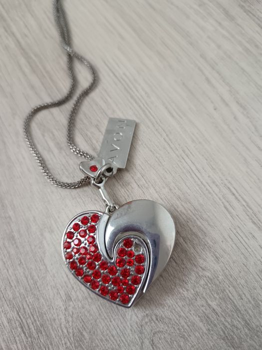 Колие сърце със скрита флашка в него