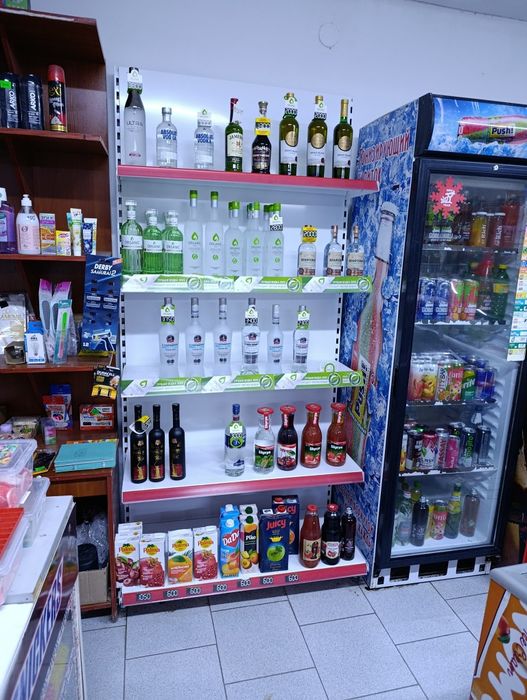 Продается ветрина стелаж новая