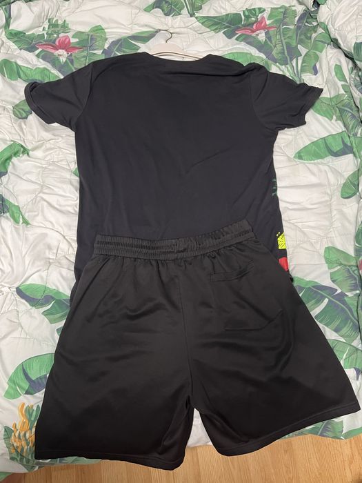 Tricou și pantaloni scurți