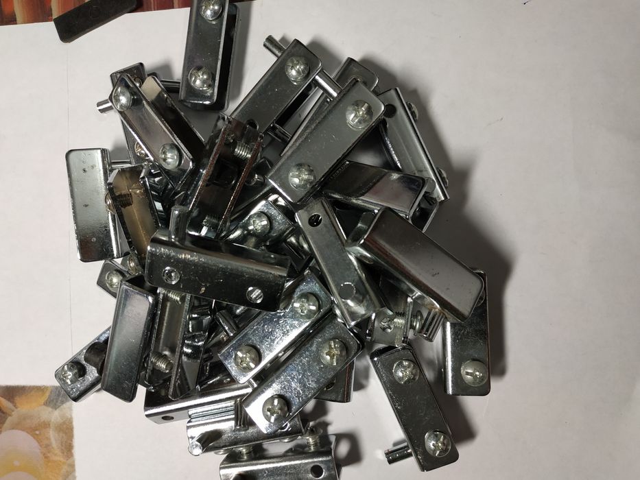 Фурнитура для стеклянных витрин