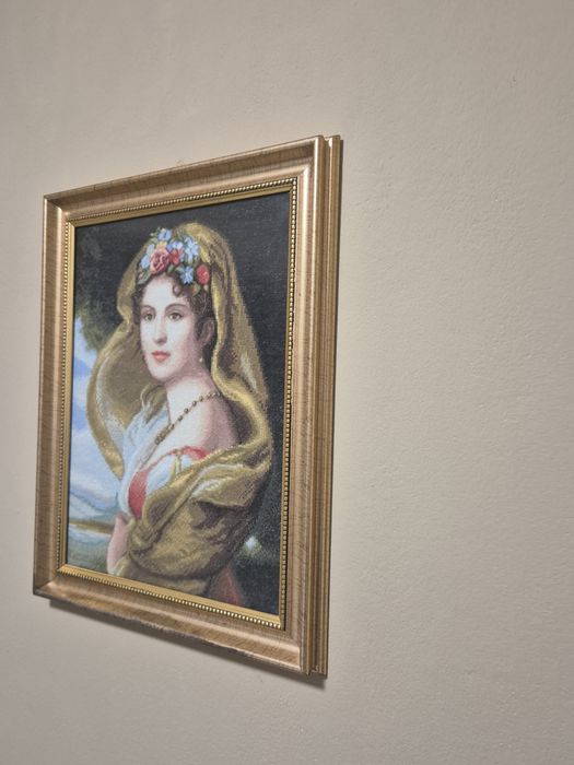 Уникален ръчно ушит гоблен „Дамата с воала“ – конци DMC, луксозна рамка