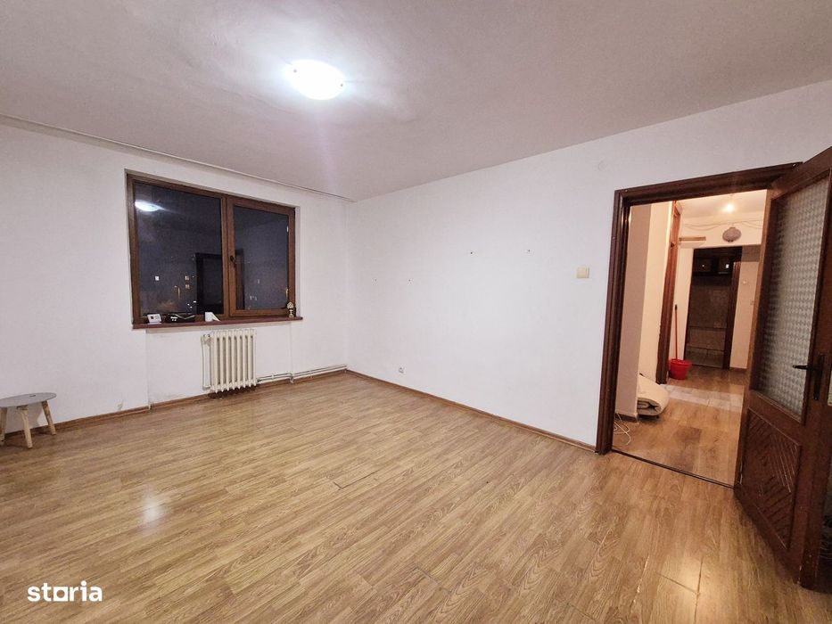Apartament cu 3 camere, decomandat, etaj 3