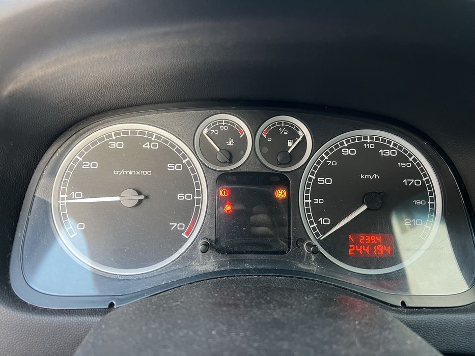 Продавам Пежо 307