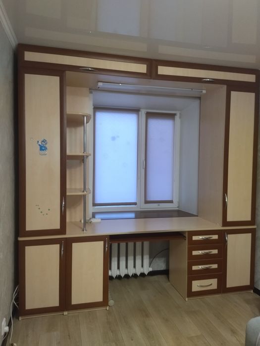 Большой, вместительный шкаф.