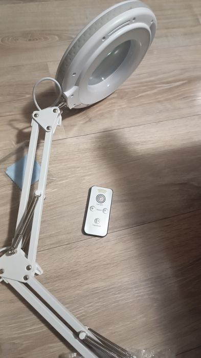 Лед лампа за бюро с лупа. Козметична лампа с лупа