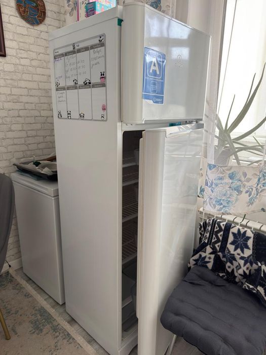 Продам холодильник indesit
