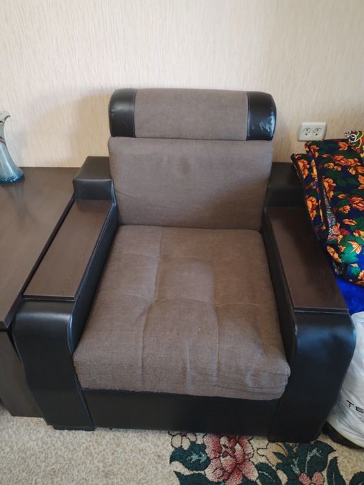 Кресло в хорошем состоянии и журнальный столик на колёсах