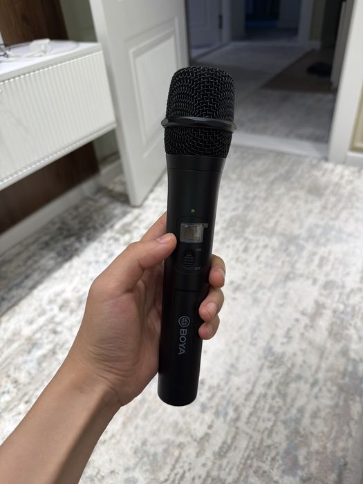 Boya Mikrafon ko’chada intervyu olishga