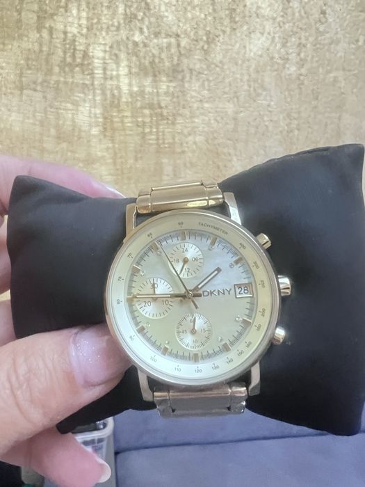 Продам часы DKNY