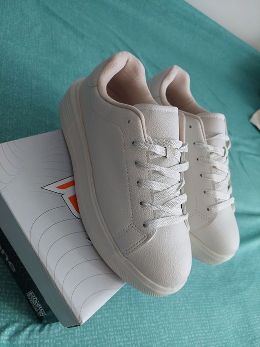 Vând Adidașii Unisex Noi Nr 38 Calitate Buna La Cutie