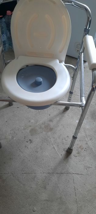 Vând cadru, scaun toaletă,  bastoane, aparat de masaj pt circulație