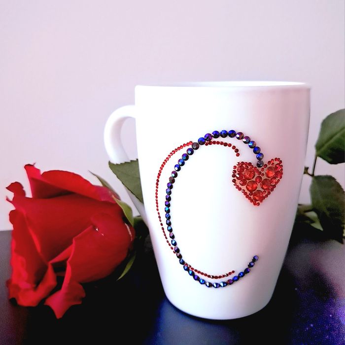 Чаша с инициали от кристални камъчета,  буква по поръчка