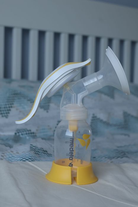 Ръчна помпа за кърма Medela Harmony + Подарък