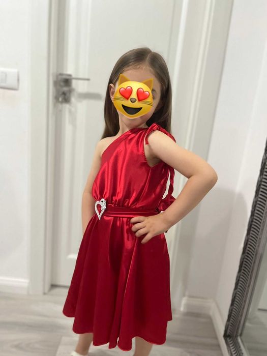 Rochițe de domnișoare pentru fetițe