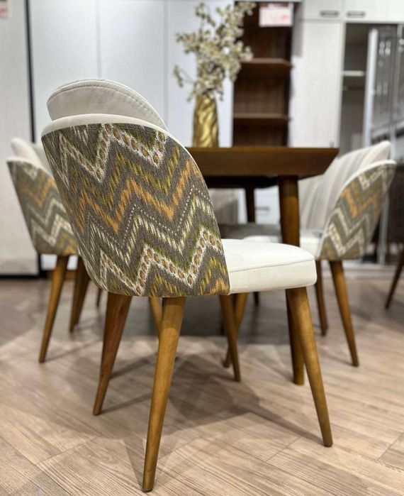 Обеденный стол и стулья