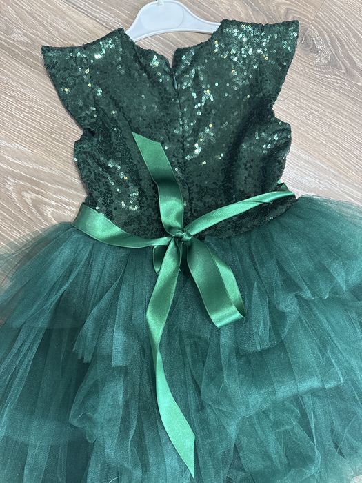 Красивое зеленое платье елочка