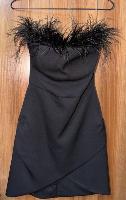 Маленькое чёрное платье с пёрышками