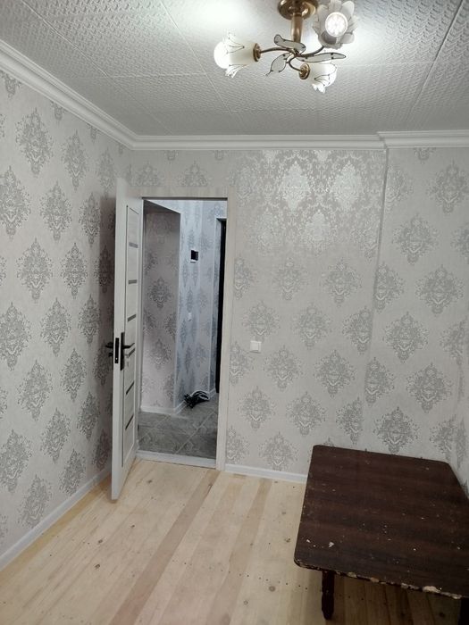 Farg'ona shahar frunzenskiy massivda 1 xonalik kvartira 2 xona qilin