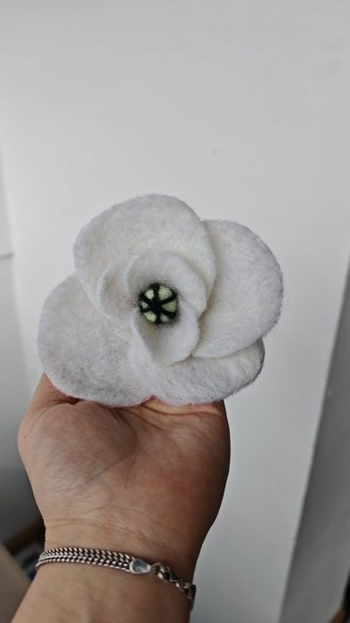 Broșe Handmade din Lână Împâslită – Modele Unice și Delicate