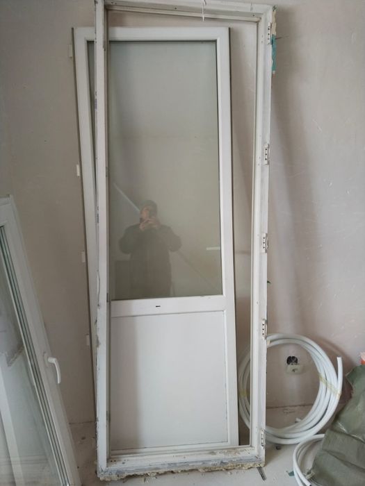 Продам пластиковую дверь и окно