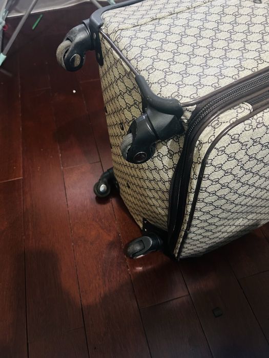 Чемодан на колесиках