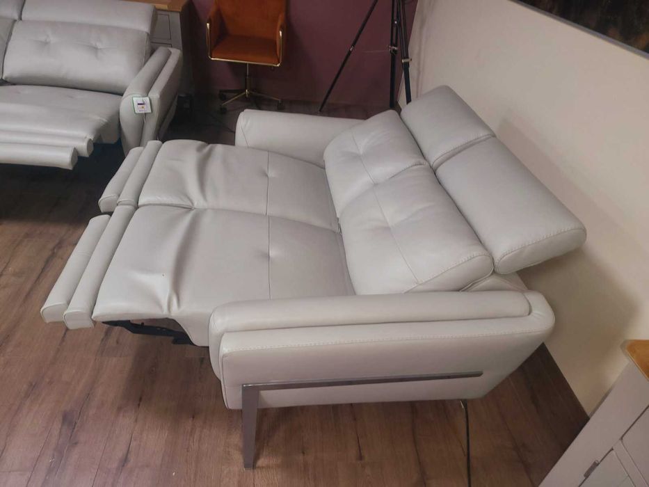 Светло сив комплект кожени дивани двойка и тройка Loreto с ел. релакс