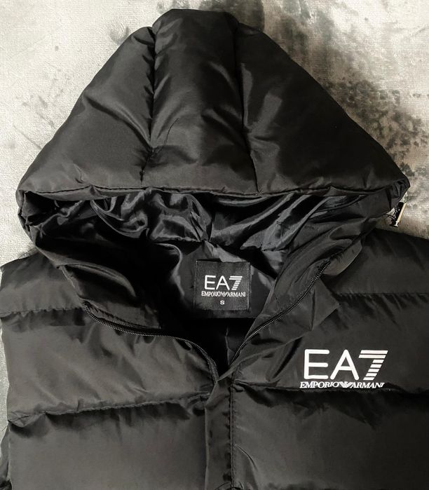 Vând vesta noua de bărbați Emporio Armani EA7
