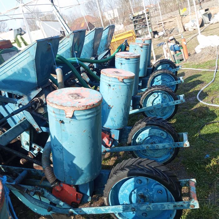 Vând semănătoare porumb spc 6