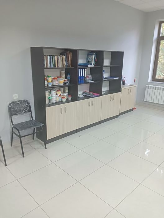 Комплект мебели для зала собрании. стол - стулья. Шкаф итд.